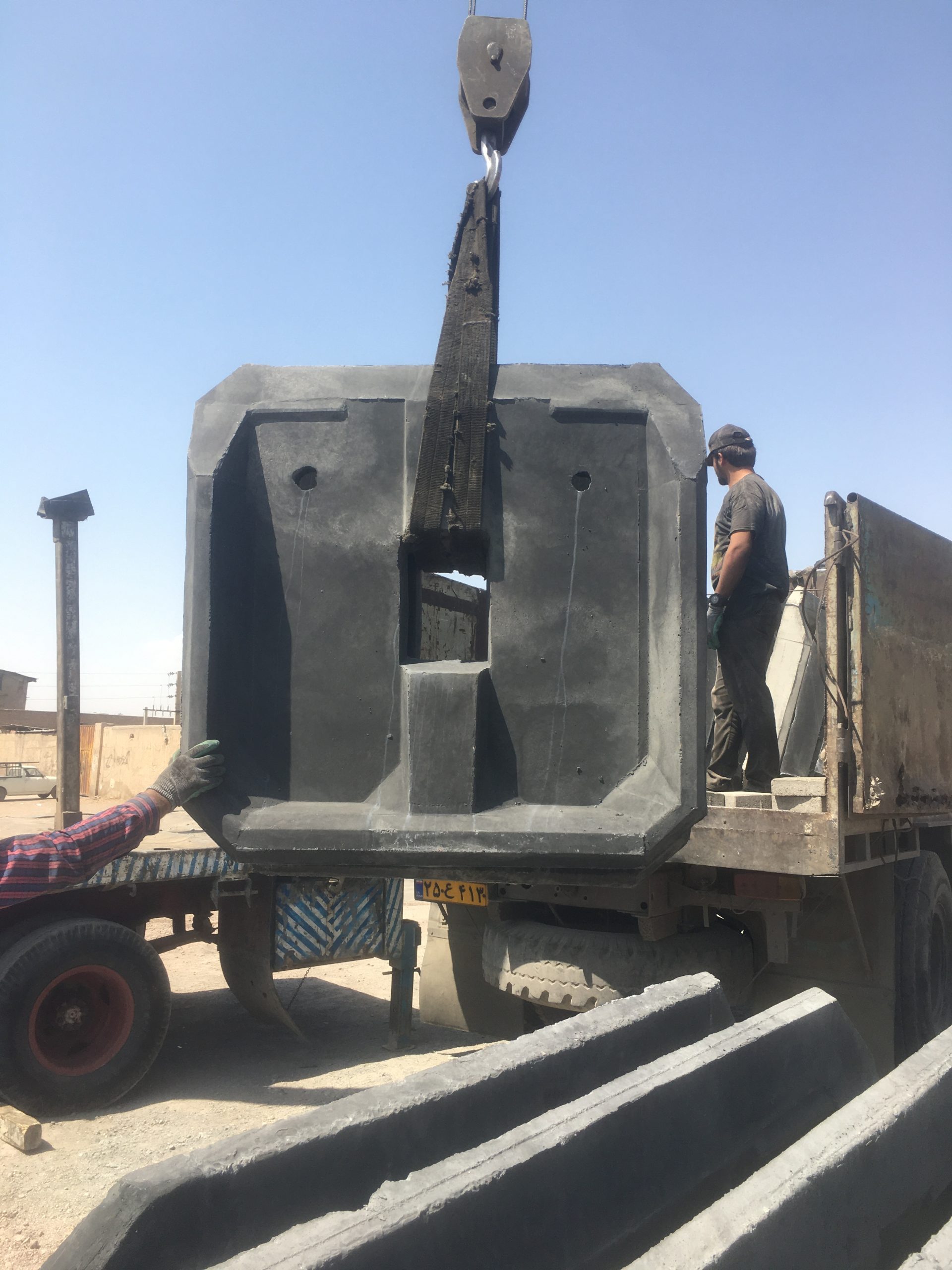زیرمخزن بتنی دودی